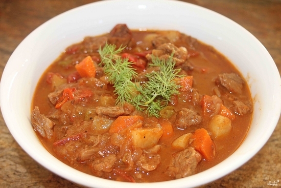 Wie man ein köstliches Schweinefleisch-Gulasch vorbereitet: Rezepte mit Soße, in einem langsamen Kocher und anderen 06