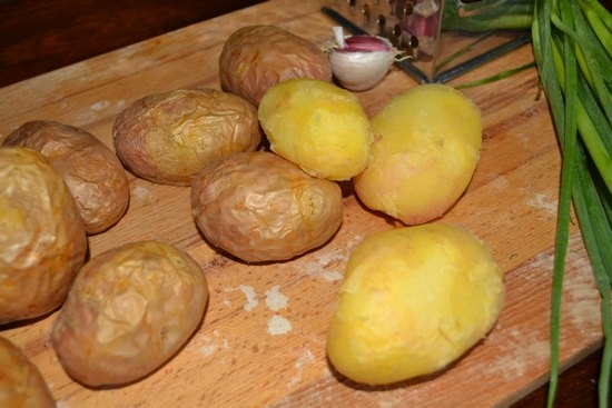 Wie man Kartoffeln schnell in die Mikrowelle hergestellt hat - in der Packung, Pommes Frites, in der Uniform, mit Hühnchen? 04