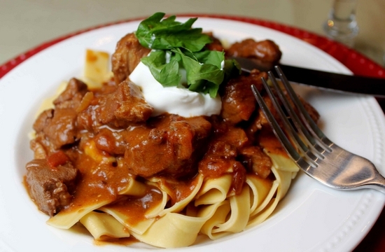 Wie man ein köstliches Schweinefleisch-Gulasch vorbereitet: Rezepte mit Soße, in einem langsamen Kocher und anderen 08