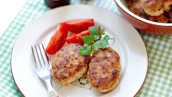 Wie kocht man köstliche, saftige, üppige Hühnchenhackfleisch: beste Rezepte 10