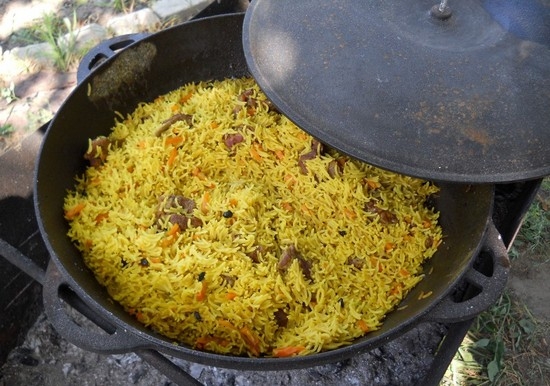 Wie man Pilaf im Kessel kocht, auf dem Feuer? Rezepte plov von Lamm, Schweinefleisch, Hühnchen 01