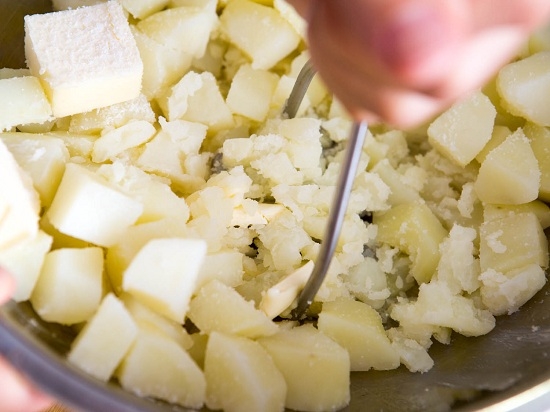 Wie man Püree aus Kartoffeln mit Milch und Ei kocht? Wie viele Kalorien in Kartoffelpüree? 06