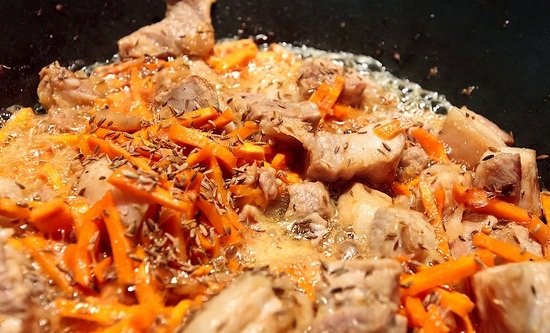 Wie man Pilaf im Kessel kocht, auf dem Feuer? Rezepte plov von Lamm, Schweinefleisch, Hühnchen 06