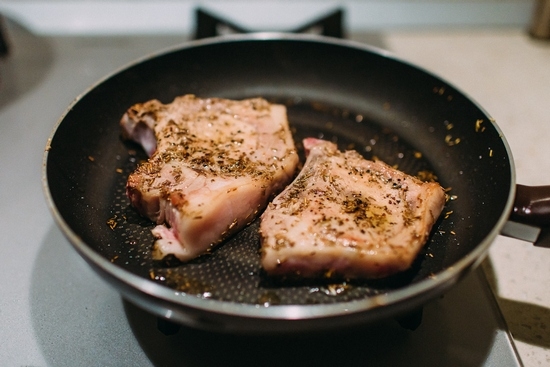 Wie man lecker ist, um ein saftiges Schweinefleischsteak in einer Pfanne in den Backofen herzustellen, gegrillt? 02