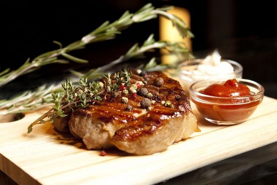 Wie man lecker ist, um ein saftiges Schweinefleischsteak in einer Pfanne in den Backofen herzustellen, gegrillt? 03