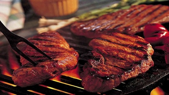 Wie man lecker ist, um ein saftiges Schweinefleischsteak in einer Pfanne in den Backofen herzustellen, gegrillt? 05