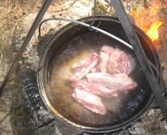 Wie man Schweinefleisch Shurpa auf einem Feuer und zu Hause kocht? 13