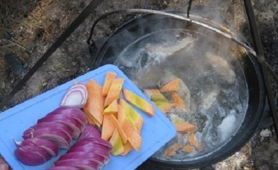 Wie man Schweinefleisch Shurpa auf einem Feuer und zu Hause kocht? 14