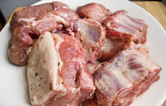 Wie man Schweinefleischrippen im Backofen kocht: Rezepte zur Herstellung von köstlichen und saftigen Fleisch 01