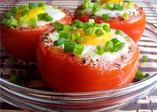 Wie man Rührei in der Mikrowelle kocht: Original Verglasungsrezepte in Tomaten und einem Becher 03