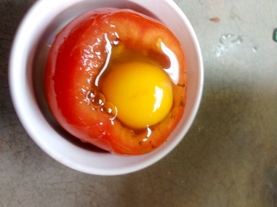 Wie man Rührei in der Mikrowelle kocht: Original Verglasungsrezepte in Tomaten und einem Becher 05