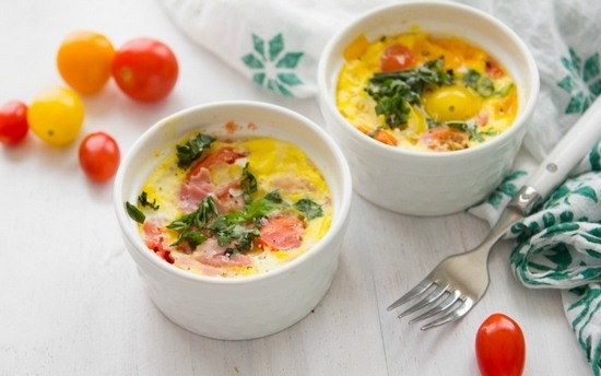 Wie man Rührei in der Mikrowelle kocht: Original Verglasungsrezepte in Tomaten und einem Becher 06