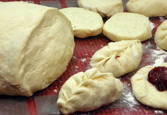 So machen Sie Teig für Knödel mit Kartoffeln, Kirschen und Hüttenkäse? 01