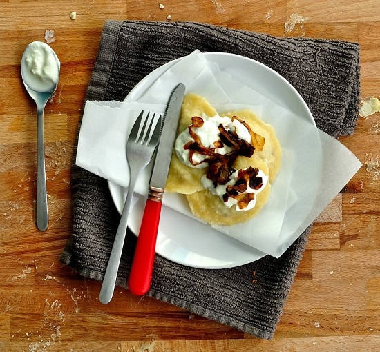 So machen Sie Teig für Knödel mit Kartoffeln, Kirschen und Hüttenkäse? 02