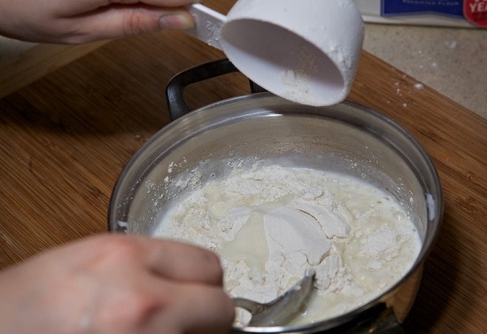 So machen Sie Teig für Knödel mit Kartoffeln, Kirschen und Hüttenkäse? 04