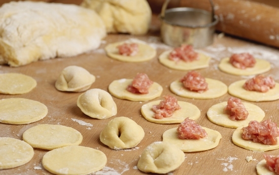 Wie man Teig für Knödel macht? Teig auf Wasser, in Kefir, ohne Eier, mit Eiern und anderen Rezepten 05