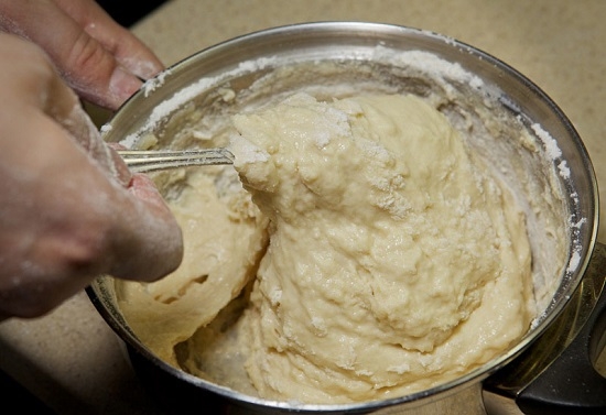 So machen Sie Teig für Knödel mit Kartoffeln, Kirschen und Hüttenkäse? 08