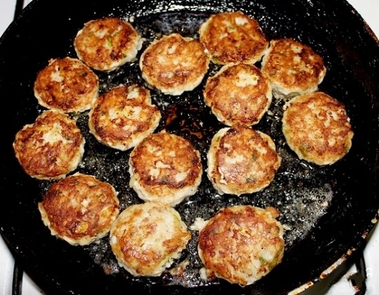 Wie man Fleischbällchen mit Soße in einer Pfanne herstellt: beste Rezepte mit Fotos 26