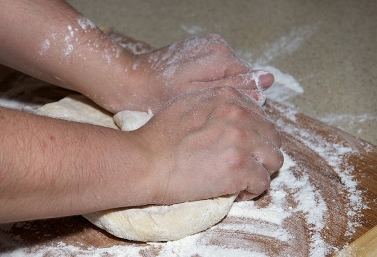 So machen Sie Teig für Knödel mit Kartoffeln, Kirschen und Hüttenkäse? 10