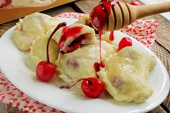 So machen Sie Teig für Knödel mit Kartoffeln, Kirschen und Hüttenkäse? 14