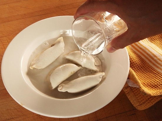 Wie man Knödel in einer Mikrowelle mit Wasser und an Sauerrahm kocht? 07