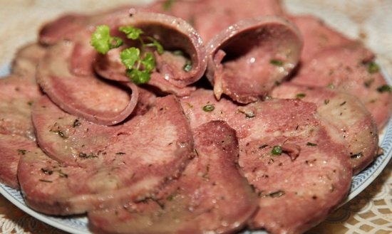 Wie und wie viel Zeit, um Rinderzunge zu kochen, um weich zu sein, in einem Tospan und einem langsamen Herd? 05