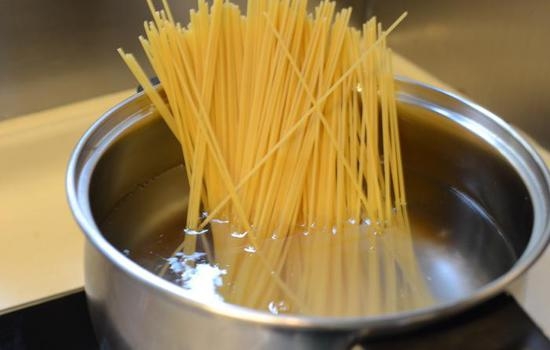 Wie man Teigwaren in einem Topf kocht: Rezepte zum Kochen von Rozing, Spaghetti und Nestern 05