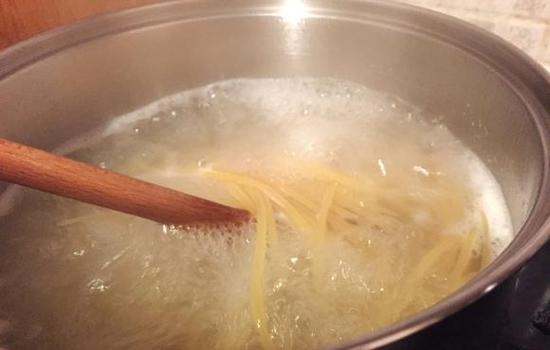 Wie man Teigwaren in einem Topf kocht: Rezepte zum Kochen von Rozing, Spaghetti und Nestern 06