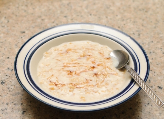 Wie man Hafermehl auf dem Wasser richtig kocht: die besten Rezepte, um ein köstliches und nützliches Frühstück zu gestalten 02