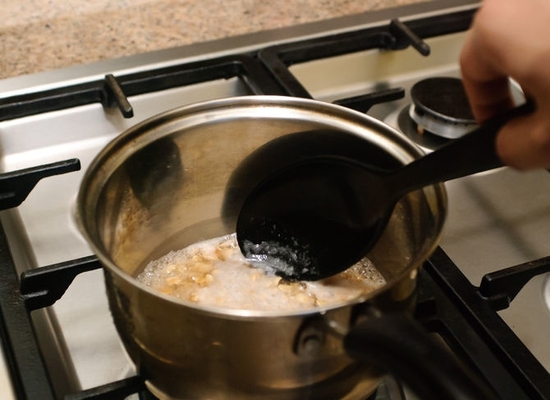 Wie man Hafermehl auf dem Wasser richtig kocht: die besten Rezepte, um ein köstliches und nützliches Frühstück zu gestalten 05