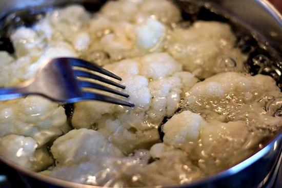 Wie man Kohlkohl kocht und ob es notwendig ist, es überhaupt zu kochen? Wie viel Kühlkohl koche, nachdem sie zur Bereitschaft kocht? 01