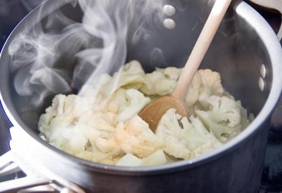 Wie man Kohlkohl kocht und ob es notwendig ist, es überhaupt zu kochen? Wie viel Kühlkohl koche, nachdem sie zur Bereitschaft kocht? 02