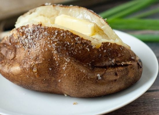 Ist es möglich, wie viel und wie Sie Kartoffeln in der Mikrowelle in Uniform und ohne Schale backen können? 01