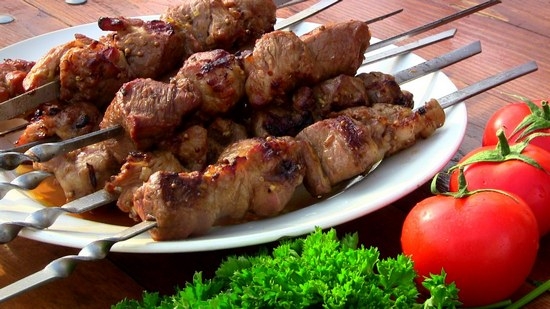 So lecker, um saftige Schweinefleisch-Kebabs aufzunehmen - mit Essig, Zwiebeln, in Mayonnaise, in Kefir? 09