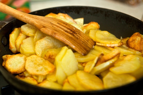 Wie braten Sie Kartoffeln in einer Pfanne?? Rezepte des Bratens auf dem Fett, Öl und mit Zwiebeln 01