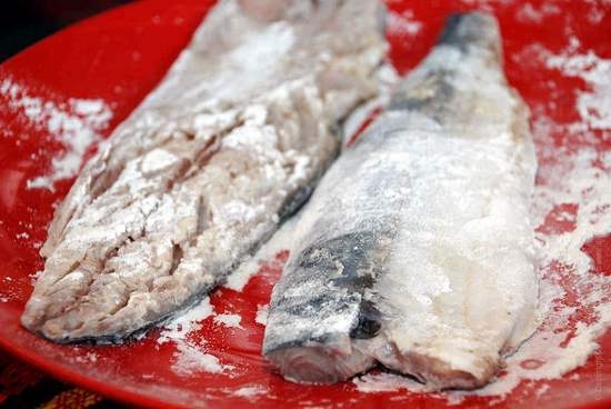 Wie braten Sie Fisch im Mehl in einer Pfanne: Nützliche Tipps und Empfehlungen 02