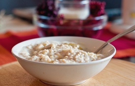 Kalortigkeit des fertigen Brei Haferflocken auf dem Wasser - ohne Zucker und Zucker mit Butter, Honig, Rosinen 01