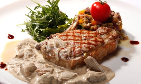 Wie braten Sie Steak: Regeln vornehmen. Türkei Steak: Rezept. Lachs saftiges Steakrezept 03