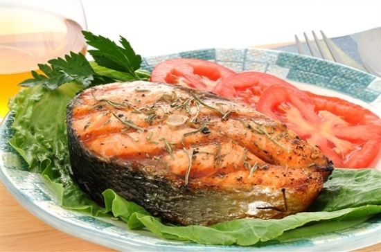 Wie braten Sie Steak: Regeln vornehmen. Türkei Steak: Rezept. Lachs saftiges Steakrezept 04