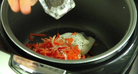 Sanfte Tintenfisch in Sauerrahmsauce: ausgestopft, mit Zwiebeln, mit Pilzen, in einem Topf und einem Multicooker 06