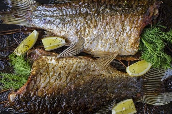 Crucian gebacken im Ofen mit Sauerrahm, Kartoffeln, Gemüse, Mayonnaise. Wie man Crucia in Folie bake, in der Hülse? 01