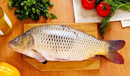 Crucian gebacken im Ofen mit Sauerrahm, Kartoffeln, Gemüse, Mayonnaise. Wie man Crucia in Folie bake, in der Hülse? 02