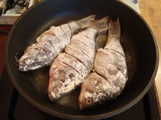 Crucian gebacken im Ofen mit Sauerrahm, Kartoffeln, Gemüse, Mayonnaise. Wie man Crucia in Folie bake, in der Hülse? 05