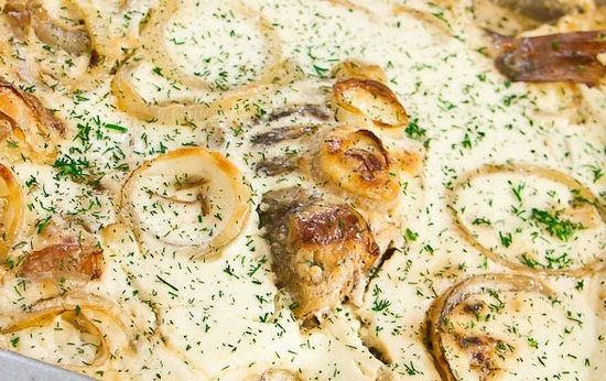 Crucian gebacken im Ofen mit Sauerrahm, Kartoffeln, Gemüse, Mayonnaise. Wie man Crucia in Folie bake, in der Hülse? 07