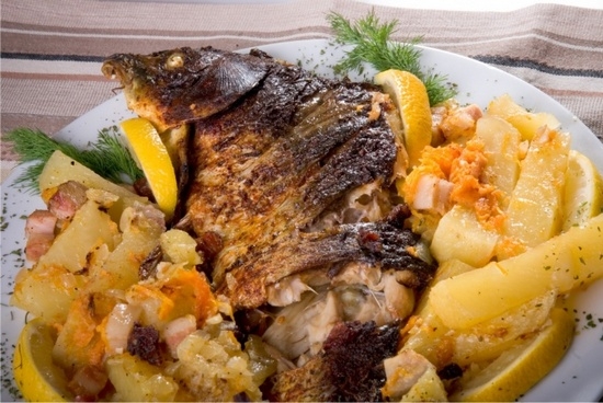 Crucian gebacken im Ofen mit Sauerrahm, Kartoffeln, Gemüse, Mayonnaise. Wie man Crucia in Folie bake, in der Hülse? 08