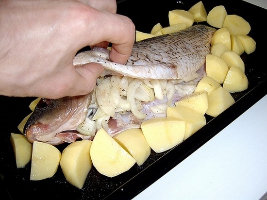 Crucian gebacken im Ofen mit Sauerrahm, Kartoffeln, Gemüse, Mayonnaise. Wie man Crucia in Folie bake, in der Hülse? 09