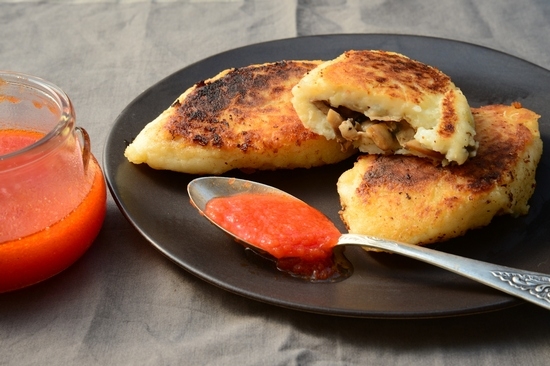 Kartoffel Zrazy mit Fleisch: Kochen von Rezepten mit Pilzen, Käse, in einer Bratpfanne und im Ofen 01