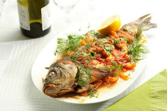 Crucian gebacken im Ofen mit Sauerrahm, Kartoffeln, Gemüse, Mayonnaise. Wie man Crucia in Folie bake, in der Hülse? 11