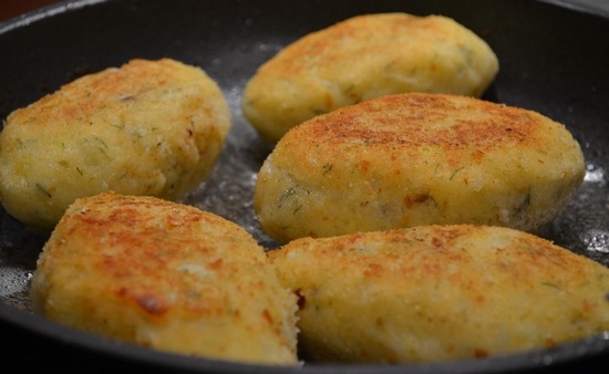 Kartoffel Zrazy mit Fleisch: Kochen von Rezepten mit Pilzen, Käse, in einer Bratpfanne und im Ofen 02