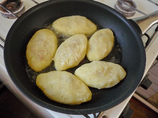 Kartoffel Zrazy mit Fleisch: Kochen von Rezepten mit Pilzen, Käse, in einer Bratpfanne und im Ofen 06